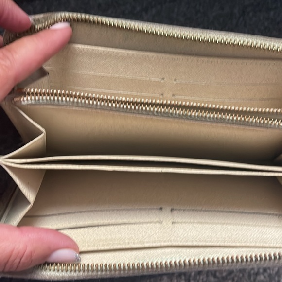 💎AUTHENTIC💎 LV DAMIER AZUR ACCORDION WALLET (NO ZIPPER PULL, COIN STAIN INT) - Picture 6 of 16